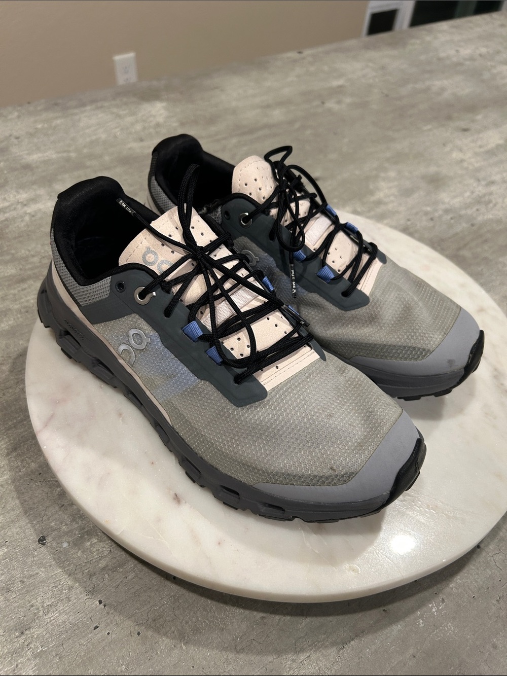 On Running Cloudvista in Gray Trail Sneakers women’s Size 9